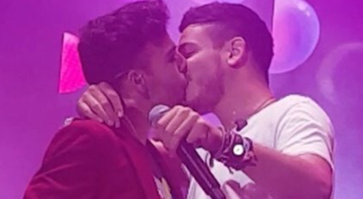 Agoney y Cepeda se besan en un concierto de la gira