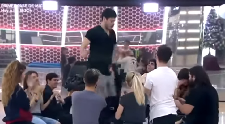 Cepeda baila en medio de todos en 'OT 2017'