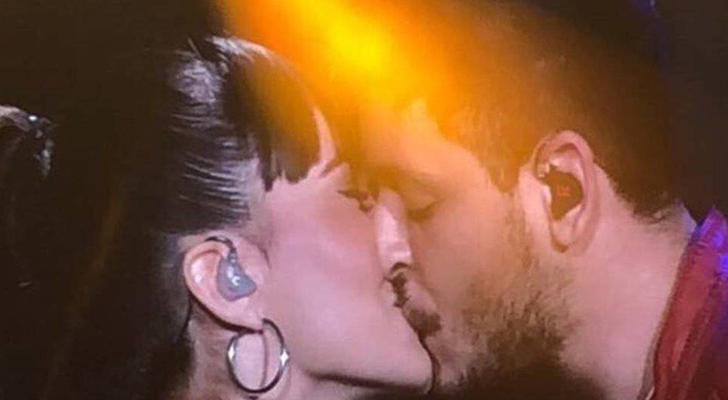 Aitana y Cepeda se besan por primera vez e público