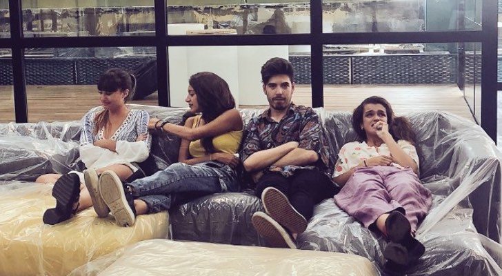 Amaia y Aitana se abrazan en la academia