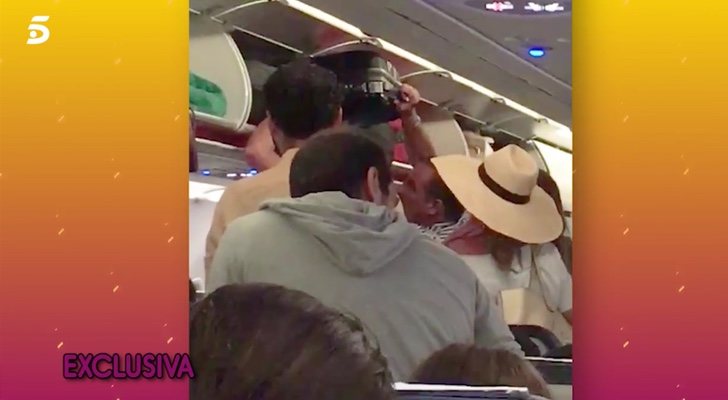 La pamela de Lydia Lozano provoca un atasco en el avión