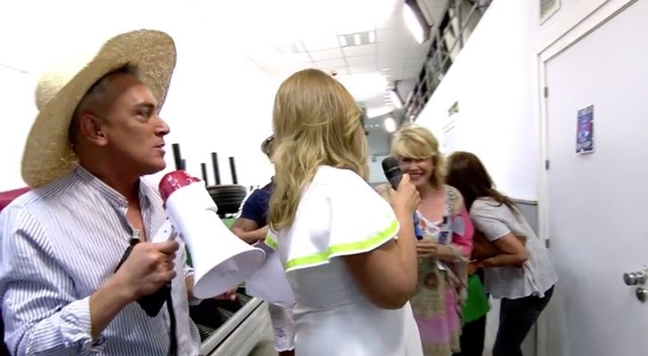 Momento en el que los colaboradores de 'Sálvame' empiezan a empaquetar las instalaciones