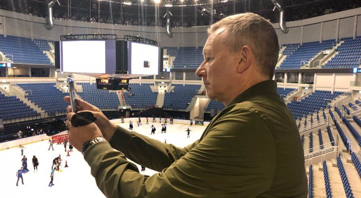 Jon Ola Sand haciendo una foto a la posible sede de Eurovisión 2019