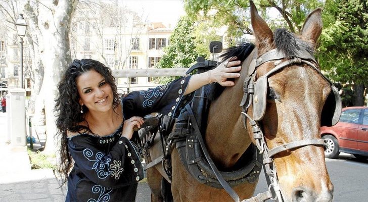 Julia Valverde, junto a los caballos que pasean a turistas en Palma