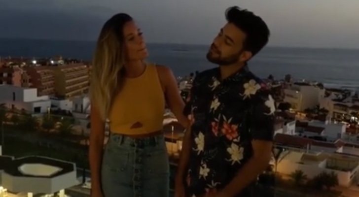 Agoney canta junto a Lorena Gómez