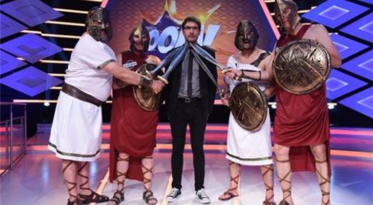Los Lobos disfrazados de espartanos "amenazando" a Juanra Bonet, en 'Boom'