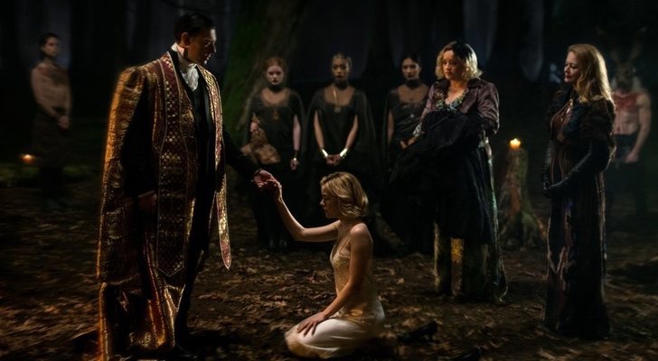 Kiernan Shipka en una tenebrosa escena de &#39;Las escalofriantes aventuras de Sabrina&#39;