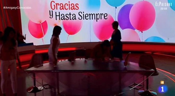 El momento en el que se apagan las luces del plató de 'Amigas y conocidas'