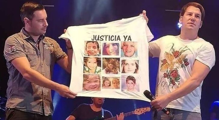 El momento polémico en el que Andy y Lucas sacaron la camiseta con la imagen de los menores