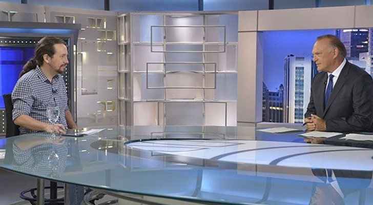 Pablo Iglesias y Pedro Piqueras en 'Informativos Telecinco'