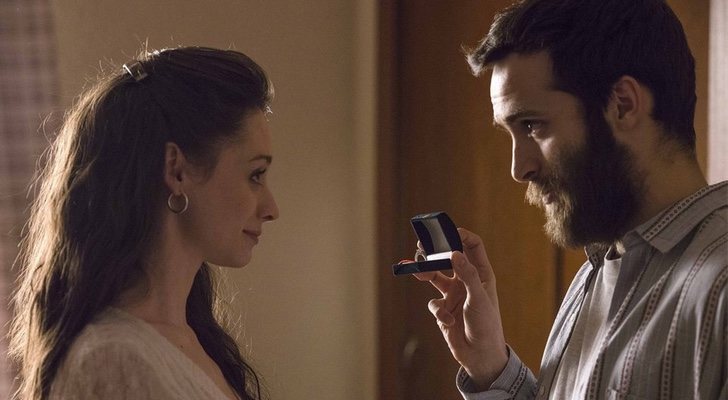 Elena Rivera y Ricardo Gómez como Karina y Carlos de 'Cuéntame cómo pasó'