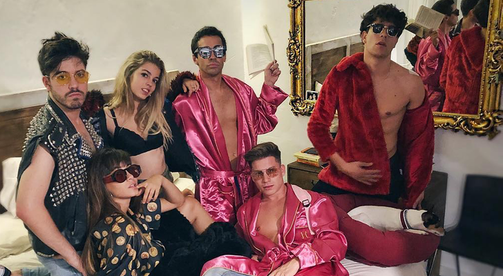 Roi, Aitana, Nerea y Raoul con sus profesores de edición, los Javis