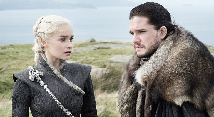Daenerys Targaryen y Jon Nieve, interpretados por Emilia Clarke y Kit Harington en 'Juego de Tronos'