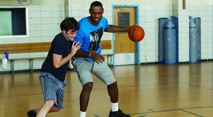 Bill Hader y LeBron James en 'Y de repente tú'