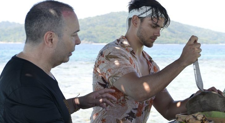 Sergio Carvajal tratando de partir un coco bajo la mirada del Maestro Joao en 'Supervivientes 2018'