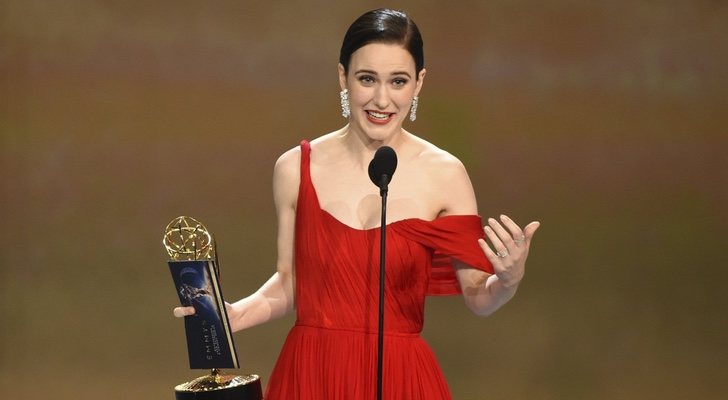 Rachel Brosnahan recoge el Emmy 2018 por 'The Marvelous Mrs. Maisel'