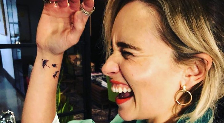 Emilia Clarke mostrando su tatuaje sobre &#39;Juego de Tronos&#39;