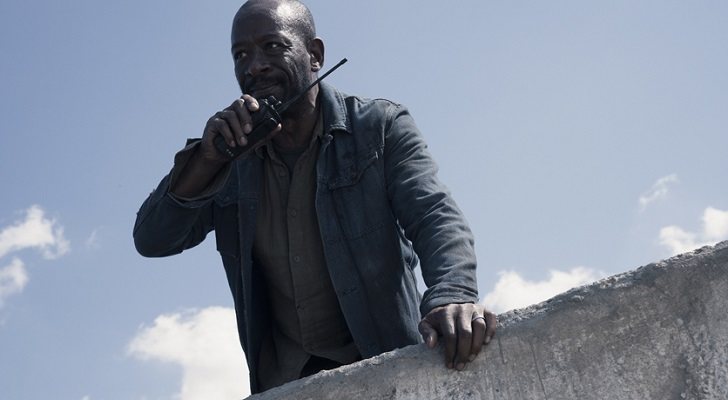 Morgan aguarda en la azotea en 'Fear The Walking Dead'