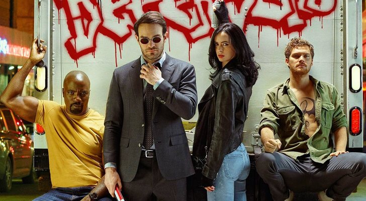 Mike Colter, Charlie Cox, Krysten Ritter y Finn Jones en una imagen promocional de 'The Defenders'