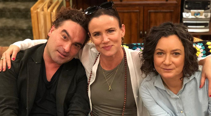 Johnny Galecki, Juliette Lewis y Sara Gilbert en el rodaje de 'The Conners'