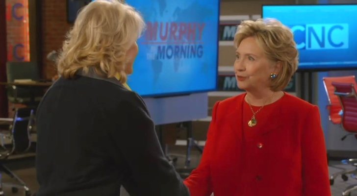 Candice Bergen y Hillary Clinton estrechan las manos en 'Murphy Brown'