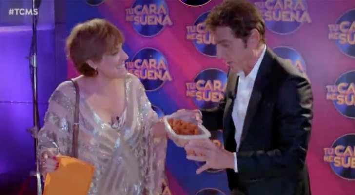 Anabel Alonso ofrece croquetas a Manel Fuentes, en 'Tu cara me suena 7'