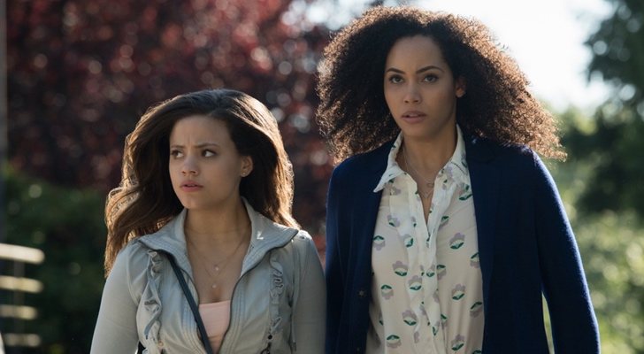 Sarah Jeffery y Madeleine Mantock en 'Embrujadas'