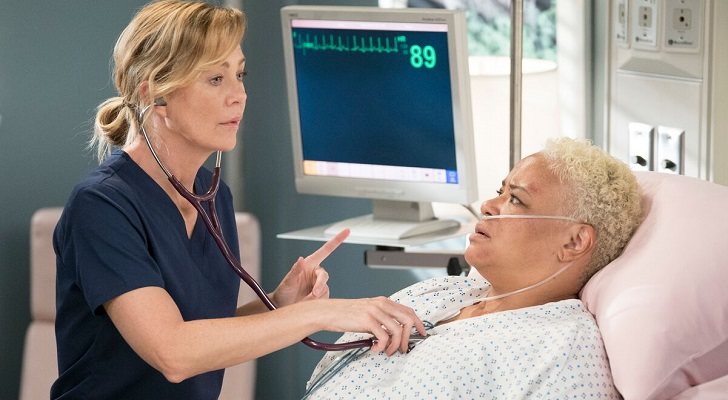 Meredith atiende a una paciente en 'Anatomía de Grey'