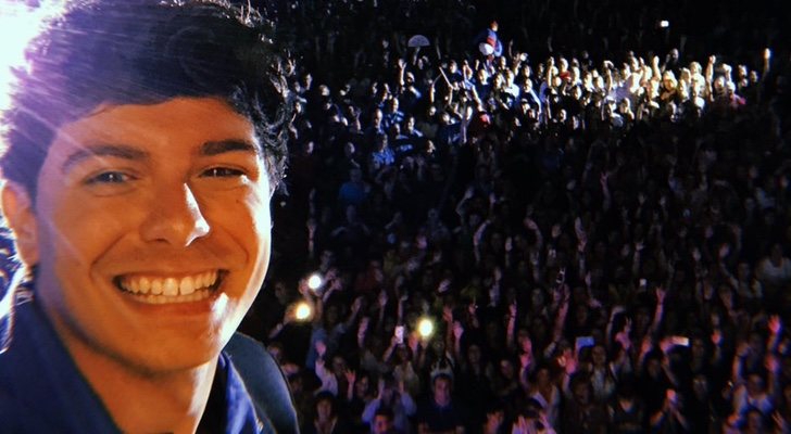 Alfred García y, de fondo, los cientos de personas que acudieron al pregón