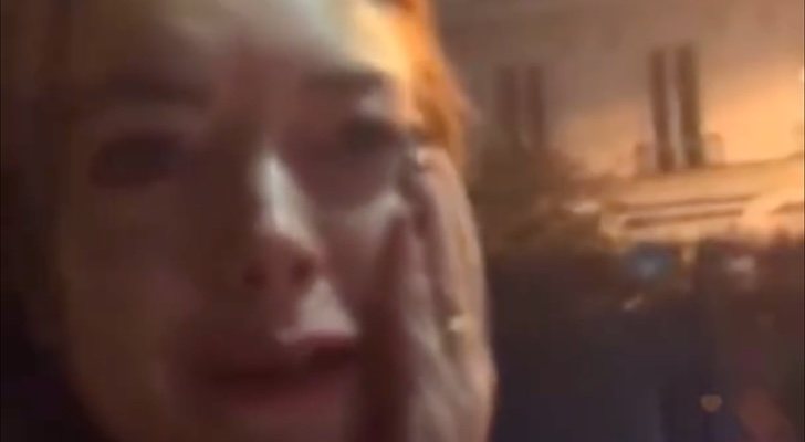 Lindsay Lohan llorando tras ser agredida por una familia cuyos hijos trataba de llevarse