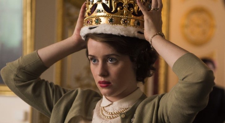 Claire Foy como Isabel II bajo el peso de su corona en 'The Crown'