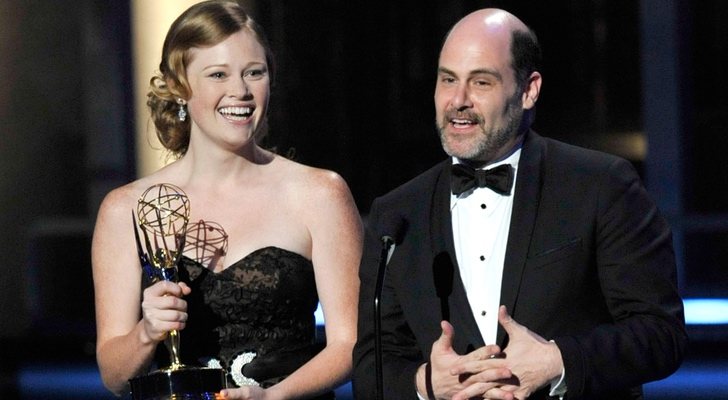 Kater Gordon y Matthew Weiner en la gala de los Emmy 2009