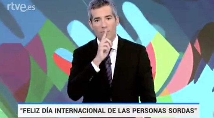 Oriol Nolis gesticulando una noticia en &#39;Telediario fin de semana&#39;