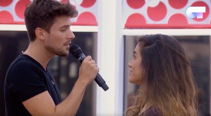 Carlos Right y Julia en el segundo pase de micros de la Gala 2 de 'OT 2018'