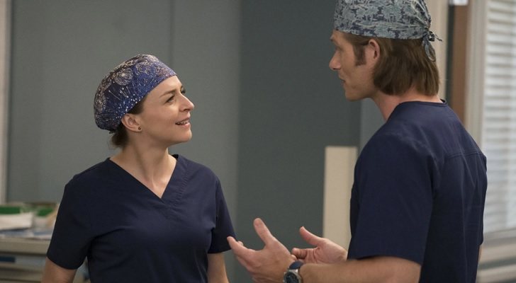 Amelia conversa con el doctor Link en 'Anatomía de Grey'