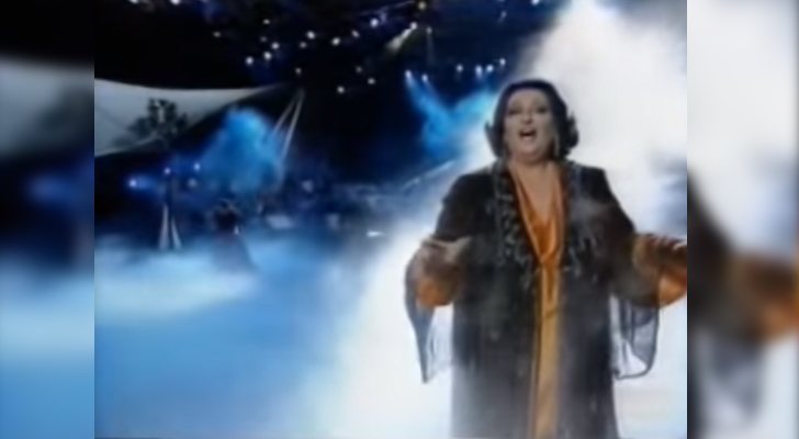 Montserrat Caballé canta "Hijo de la luna" en la Nochevieja de 1991