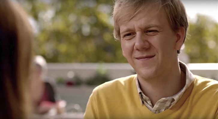 La novia de Josh (Josh Thomas) le sacó del armario en el arranque de &#39;Please Like Me&#39;