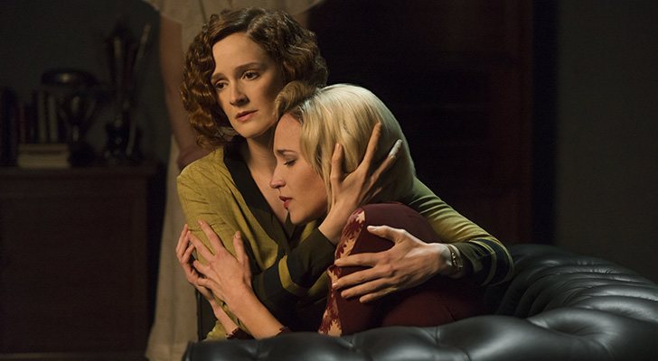 Carlota (Ana Fernández) y Sara (Ana Polvorosa) se ven obligadas a llevar su especial relación en secreto en &#39;Las chicas del cable&#39;