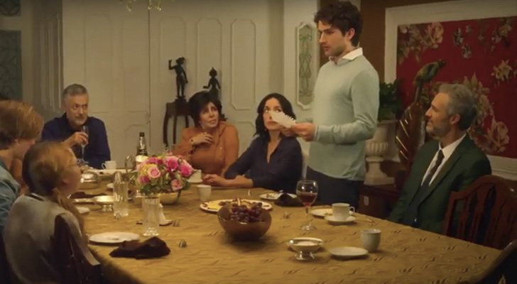 Julián (Darío Yazbek Bernal) sale del armario al ritmo de Alaska en &#39;La casa de las flores&#39;