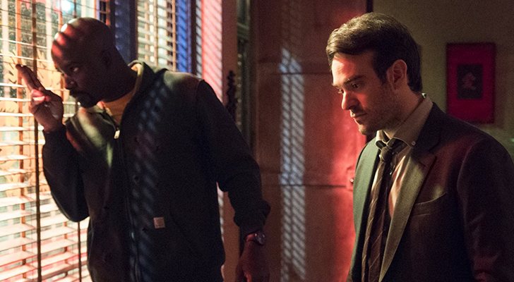 Mike Colter y Charlie Cox en 'The Defenders'