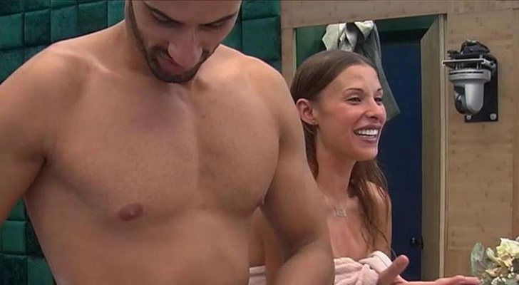 Asraf Beno y Techi antes de entrar en la ducha en 'GH VIP 6'