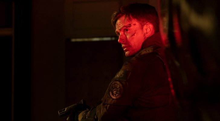 El agente Poindexter (Wilson Bethel) en plena acción