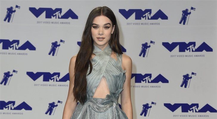 Hailee Steinfeld posando en la pasada edición de MTV EMAs 2017