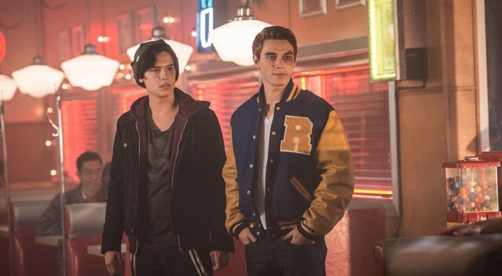 Cole Sprouse y K.J. Apa en 'Riverdale'
