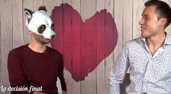 Sergio y su careta en 'First Dates'