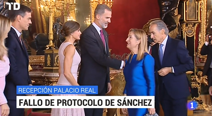 'Telediario 1' muestra el fallo de protocolo de Pedro Sánchez el 12 de octubre