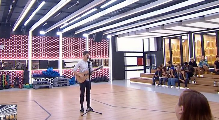 Damion interpretando su tema en el primer pase de micros para la Gala 4