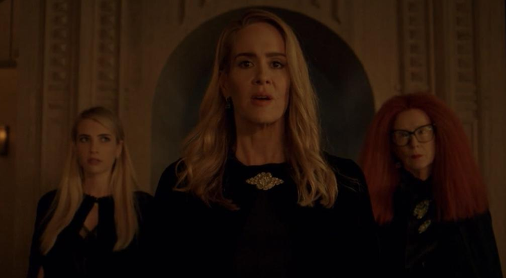 Emma Roberts, Sarah Paulson y Frances Conroy en 'American Horror Story: Apocalypse'