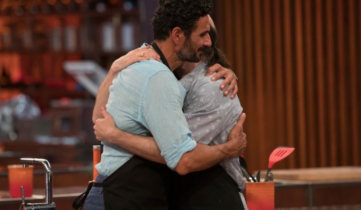 Óscar Higares despidiéndose de Santiago Segura en 'MasterChef Celebrity 3'