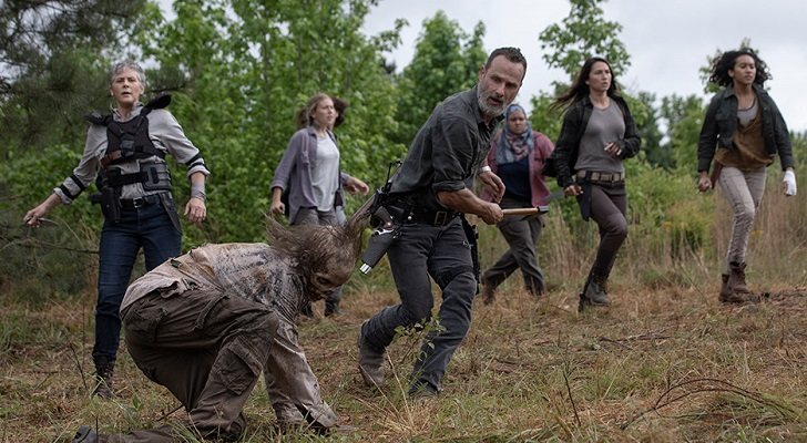 Rick y compañía luchan contra una gran horda de caminantes en 'The Walking Dead'